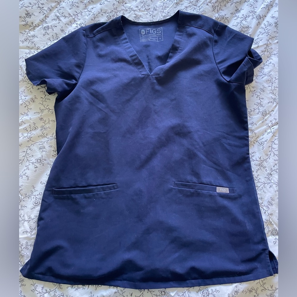 Figs Navy Casma Three Pocket Scrub Top in size S